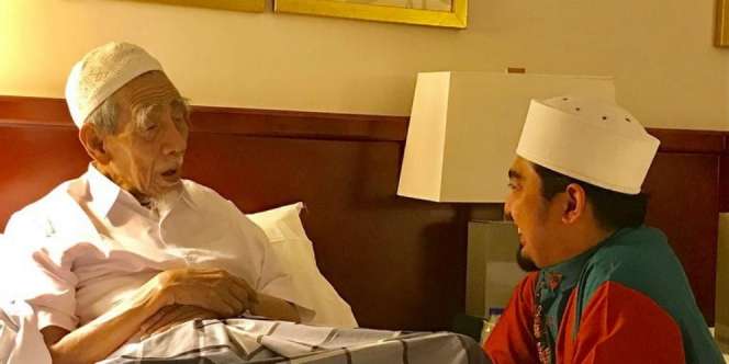 Baru Semalam Bertemu, Air Mata Ustaz Solmed Menetes Dengar Mbah Moen Meninggal