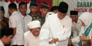 Kenangan Jokowi Diajak Mbah Moen Sholat Maghrib Jemaah di Kamar