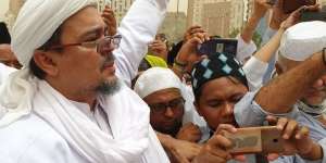 Rizieq Shihab Hadiri Prosesi Pemakaman Mbah Moen