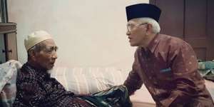 Firasat Gus Mus Sebelum Mbah Maimoen Berpulang