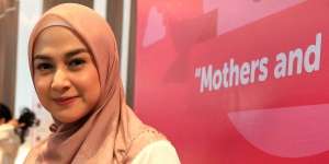 Meski Jerawatan, Nina Zatulini Pakai Skincare Saat Hamil