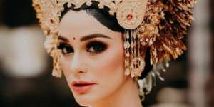 Nora Alexandra Tampil Ningrat di Upacara Potong Gigi