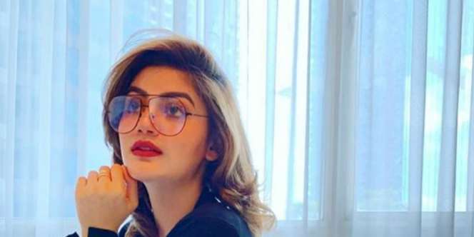 Foto Pakai Sun Hat Hitam, Hilda Vitria Diledek Mirip Nenek Sihir