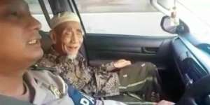 Ketika Mbah Moen Pilih Mobil Patroli Polisi Daripada Alphard