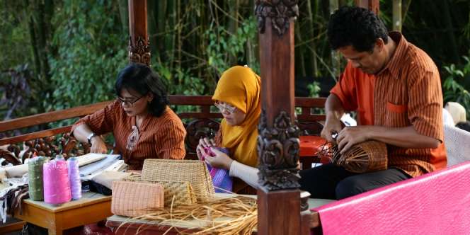Unjuk Bakat Perajin Lokal Tas Rotan Premium 