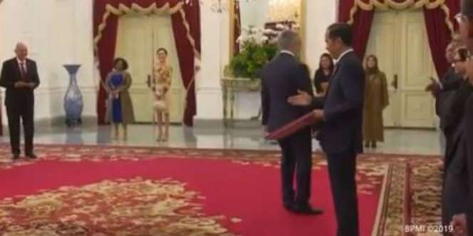 Saat Dubes Turki Lupa Salami Jokowi