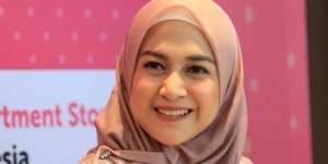 Pesona Kecantikan Nina Zatulini