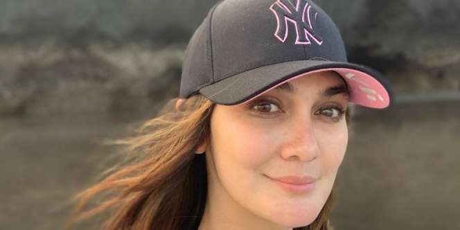 Gaya Kasual Luna Maya Tampil Gesit Jadi Videografer