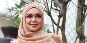 Gaya Modis Siti Nurhaliza dengan Busana Hijab Glamor