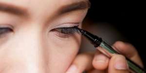 Begini Caranya Tampil Cetar dengan Eyeliner Pastel