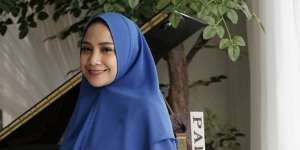 Foto Bareng Cut Meyriska, Nagita Slavina Tampil Cantik Berhijab