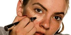 5 Tips Menutupi Lingkaran Hitam di Bawah Mata