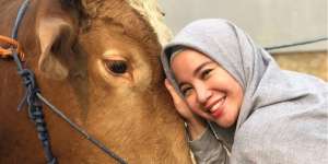 Pose Unik Para Artis Bareng Hewan Kurbannya