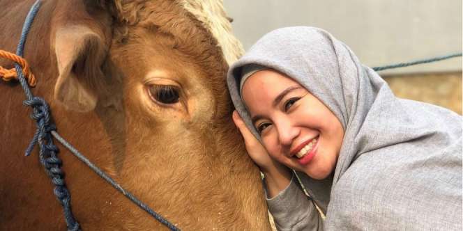 Pose Unik Para Artis Bareng Hewan Kurbannya