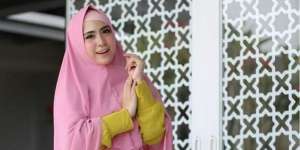 Gaya Modis April Jasmine, Istri Ustad Solmed Beribadah Haji