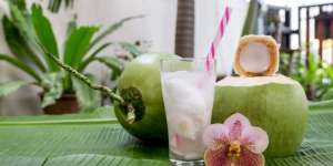 5 Manfaat Air Kelapa Muda bagi Kesehatan Tubuh