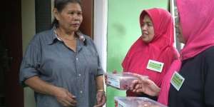 Bukan Besek, Warga Bandung Bungkus Daging Kurban Pakai Misting