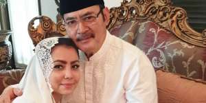 Sholat Idul Adha, Sandal Mayangsari Jadi Sorotan