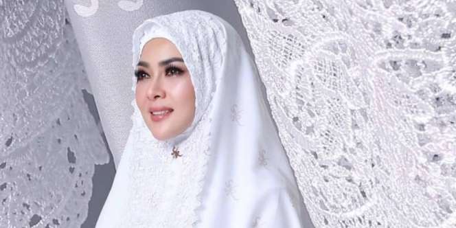 Lihat Gaya Kompak Keluarga Syahrini dan Sang ART Idul Adha di Singapura