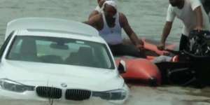 Mintanya Jaguar, Anak Tuan Tanah Lempar Kado Ultah Mobil BMW ke Sungai