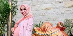 Sedang Hamil, Intip Gaya Hijab Maternity Medina Zein