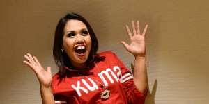 Elly Sugigi Pamer Pria Bule Tampan, `Ngomporin` Mantan?