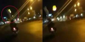 Heboh, Sosok Mirip Pocong Nangkring di Kepala Pengendara Motor