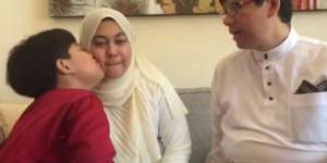 Kala Ayah Cemburu Saat Anak Cium Ibunya, Bikin Gemez!