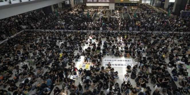 Demonstran Hong Kong Duduki Bandara, Semua Penerbangan Batal