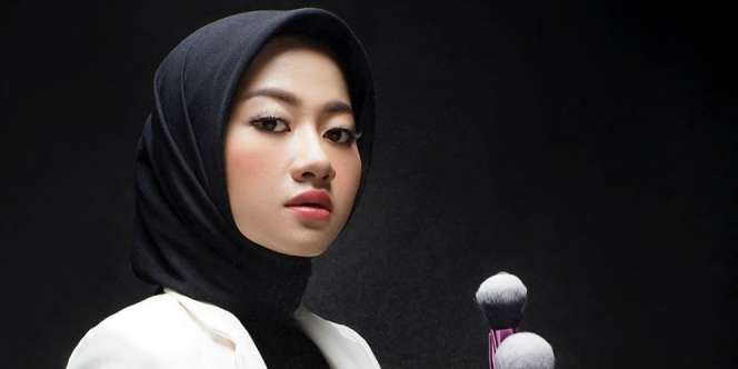 Trik Dua Warna Blush On Agar Terlihat Tirus