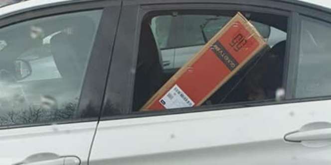 Viral, Anak Terjepit Televisi di Kursi Belakang Mobil Mewah