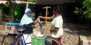 Iba Lihat Nenek Masih Cari Nafkah, Bocah 10 Tahun Keliling Jual Gorengan