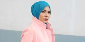 Gaya Chic Meisya Siregar dengan Rok Plisket Kekinian