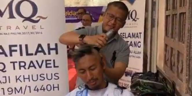 Set.. Set.. Set.. Cekatannya Aa Gym Jadi Tukang Cukur