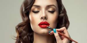 Trik Sempurnakan Riasan Lipstick Matte