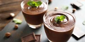 Cara Membuat Puding Cokelat, Susu dan Buah, Praktis dan Lembut