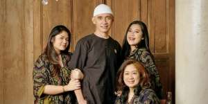 Unggah Foto Pernikahan, Istri Mendiang Agung Hercules Tulis Curhat Haru