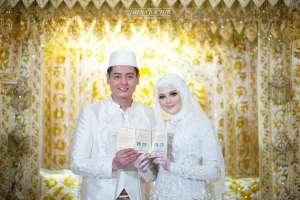 Bikin Baper, Foto Roger Danuarta Cium Kening Sang Istri Cut Meyriska