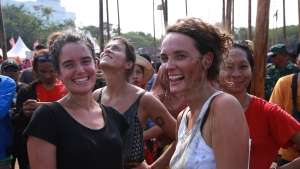 Foto: Berlumur Oli, 3 Bule Cantik Ikut Panjat Pinang di Ancol