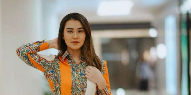 Groginya Aaliyah Massaid Kibarkan Merah Putih di Dalam Air