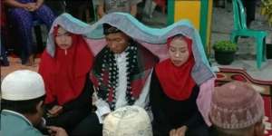 Pria Ini Menikahi Dua Wanita Sekaligus, Alasannya Gentle!