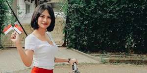 Heboh Bagian Tubuh Vanessa Angel Tersingkap Saat Naik Sepeda