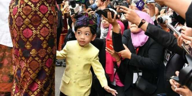 Kesal Tak Mau Foto, Jan Ethes 'Diselamatkan' Paspampres
