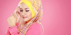 Tutorial Glossy Eyes Pink, Cocok Digunakan Saat Liburan