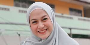Inspirasi Hijab Tuspin Mutiara ala Seleb Berhijab