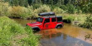 Jeep Wrangler Terdampar di Sungai, Siapa Pemiliknya?