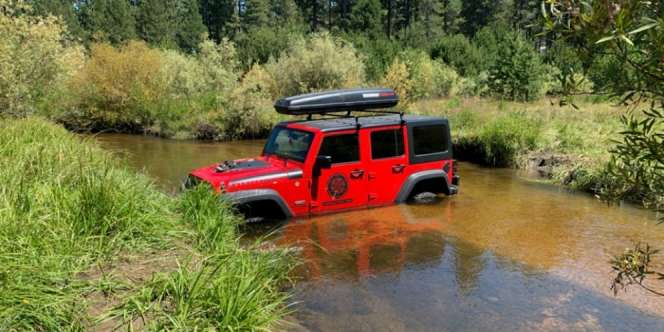 Jeep Wrangler Terdampar di Sungai, Siapa Pemiliknya?