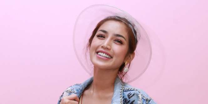 Gaya Nyentrik Jedar dengan Topi Plastik Transparan