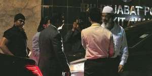 Zakir Naik Minta Maaf Atas Ucapan Bernada Rasis