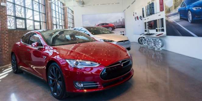 Keren! Tesla Roadster Jadi Mobil Pertama Mengelilingi Matahari
